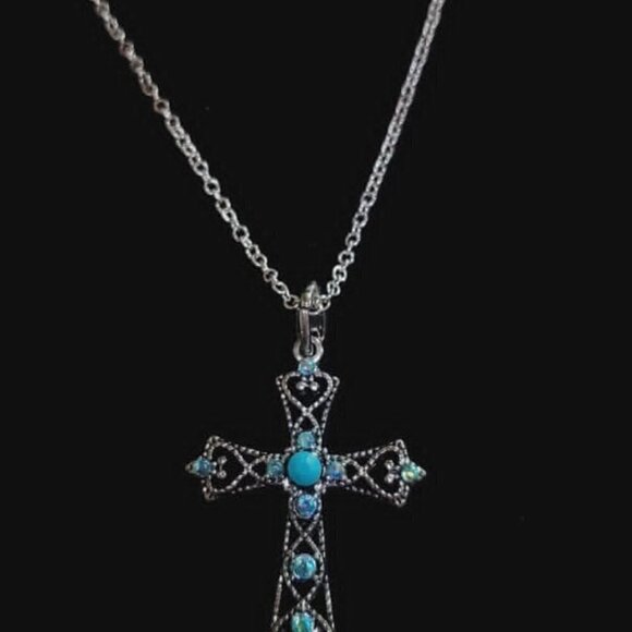 💃Dazzling Cross Shaped Pendant Chain Necklace.🌴 - Picture 4 of 9